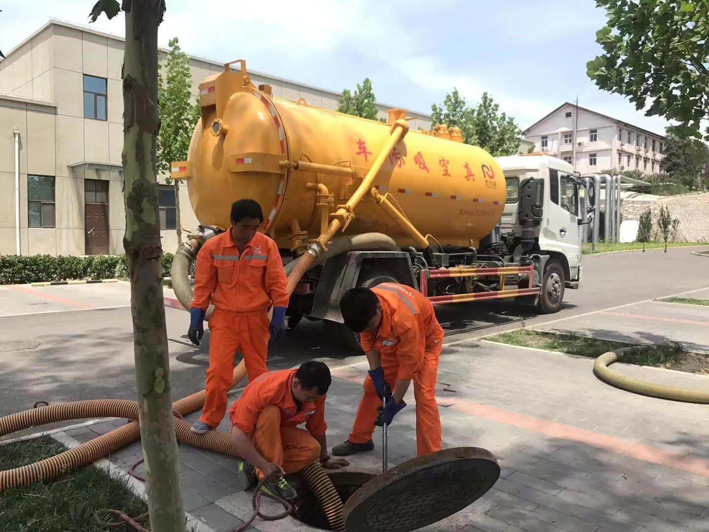 吐鲁番化粪池清理与5-8吨吸粪车施工效率分析